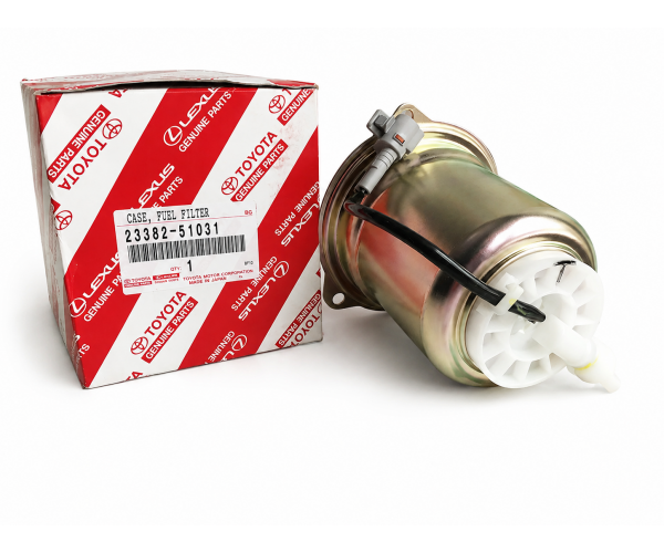 Колба паливного фільтра Toyota 23382-51031 під капотом для Toyota Land Cruiser 200, Lexus LX450d/LX570 — купуйте за вигідною ціною в Києві, Україні - toyox.com.ua