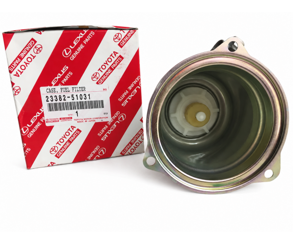 Колба паливного фільтра Toyota 23382-51031 під капотом для Toyota Land Cruiser 200, Lexus LX450d/LX570 — купуйте за вигідною ціною в Києві, Україні - toyox.com.ua Колба паливного фільтра Toyota 23382-51031 під капотом для Toyota Land Cruiser 200, Lexus LX450d/LX570 — купуйте за вигідною ціною в Києві, Україні - toyox.com.ua