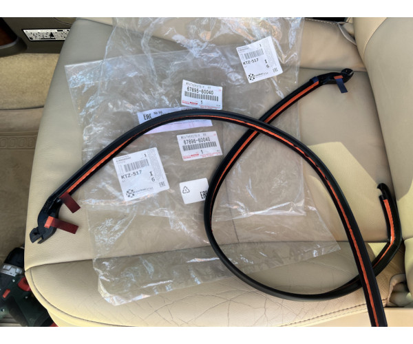 Ущільнювач задніх лівих дверей Toyota Land Cruiser Prado 150 / Lexus GX400, GX460 67896-60040 — купуйте за вигідною ціною в Києві, Україні - toyox.com.ua